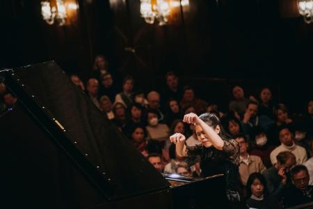 　第１９回ショパン国際ピアノ・コンクールの３次予選で演奏する進藤実優さん＝１５日、ワルシャワ（（Ｃ）Ｗ．Ｇｒｚｅｄｚｉｎｓｋｉ／ＮＩＦＣ提供・共同）