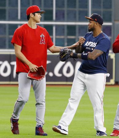 ２０１９年８月、アストロズに移籍したマルドナド捕手（右）に声をかけるエンゼルス・大谷＝ヒューストン（共同）
