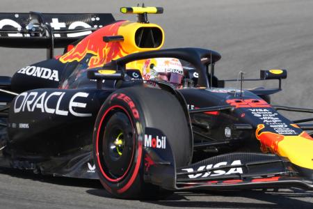 疾走するレッドブルの角田裕毅＝１８日、テキサス州オースティン（ＡＰ＝共同）