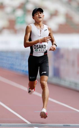 東京レガシーハーフマラソン男子で、日本勢トップの6位でゴールする大迫傑=国立競技場