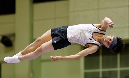 男子個人決勝　宮野隼人の演技。２連覇を果たした＝ナースパワーアリーナ