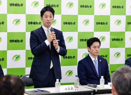 日本維新の会の常任役員会で発言する藤田共同代表。右は吉村代表＝１９日午後、大阪市の党本部