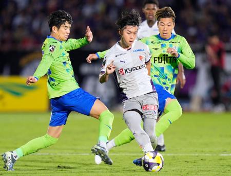 湘南―京都　後半、パスを出す京都・中野（中央）＝レモンＳ