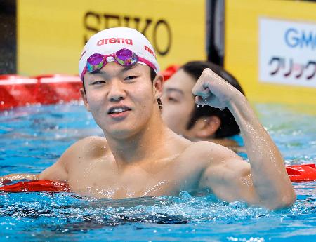 男子１００メートルバタフライで、短水路日本記録に並ぶ４９秒５４で優勝した五味智信＝東京アクアティクスセンター