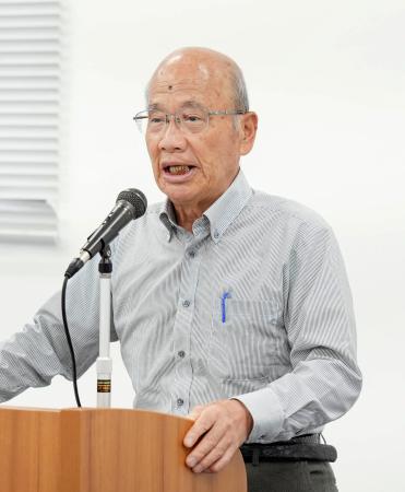 講演する都留文科大の笠原十九司名誉教授＝１９日午後、長崎市