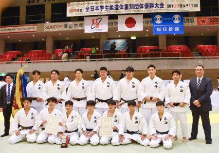 男子で２連覇を果たした東海大。右端は上水研一朗監督＝兵庫県尼崎市のベイコム総合体育館