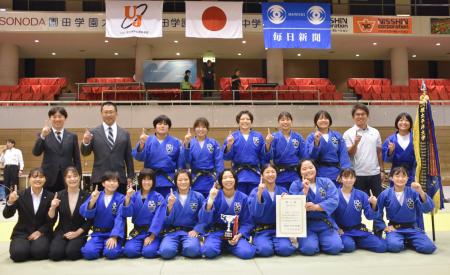 　女子で優勝した環太平洋大＝兵庫県尼崎市のベイコム総合体育館