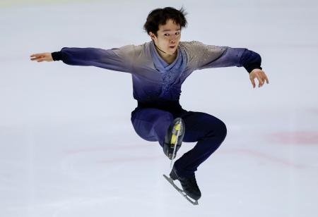 フィギュアスケート西日本学生選手権の男子7・8級で優勝した鍵山優真=木下カンセーアイスアリーナ