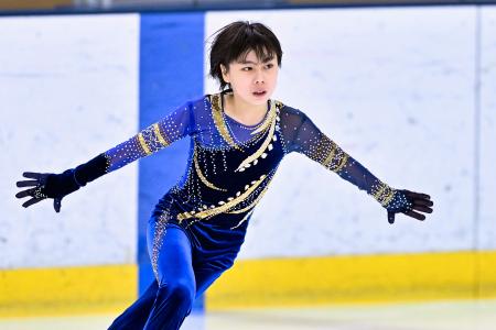 男子Ａで優勝した佐久間陸＝コーセー新横浜スケートセンター