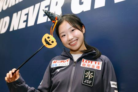 優勝から一夜明け、撮影に応じる中井亜美＝１９日、アンジェ（共同）