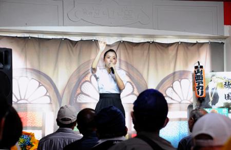 　音のヨーロー堂で熱唱する山西アカリさん＝東京都台東区