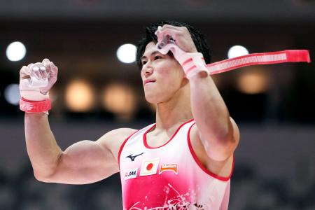 男子予選　つり輪の演技を終えガッツポーズする橋本大輝＝ジャカルタ（共同）