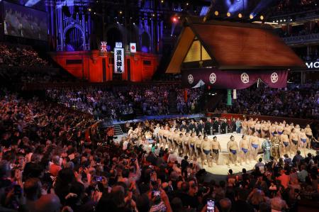 大相撲ロンドン公演の閉会式で整列する親方と力士ら=19日、ロンドンのロイヤル・アルバート・ホール(共同)