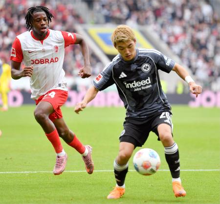 　フライブルク戦で競り合うＥフランクフルトの堂安（右）＝フライブルク（共同）