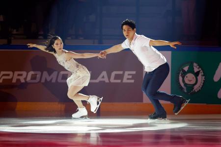 エキシビションで演技する三浦璃来(左)、木原龍一組=アンジェ(共同)