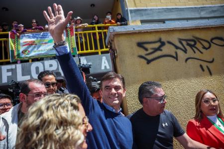 　１９日、ボリビア・ラパスの投票所で手を振るロドリゴ・パス上院議員（ロイター＝共同）