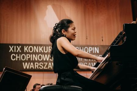 第１９回ショパン国際ピアノ・コンクールの本選で演奏する進藤実優さん＝１９日、ワルシャワ（（Ｃ）Ｋ．Ｓｚｌｅｚａｋ／ＮＩＦＣ提供・共同）