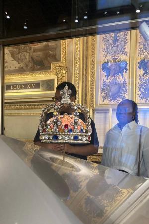 　ルーブル美術館「アポロンのギャラリー」の宝飾品＝９月、パリ（ＡＰ＝共同）