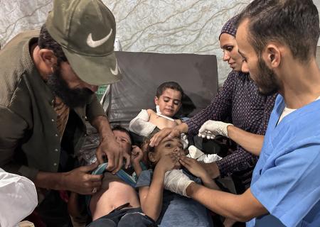 19日、イスラエル軍による空爆で負傷し、病院に搬送されたパレスチナ人の子どもら=ガザ北部ガザ市(ゲッティ=共同)