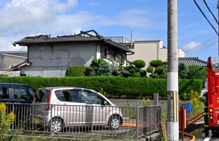 住宅火災があった奈良県橿原市の現場＝２０日午後０時３８分