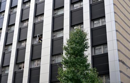 　男性が転落したホテル＝２０日午後、福岡市