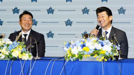 記者会見するDeNAの相川亮二新監督(左)と三浦大輔監督=20日、横浜市の球団事務所