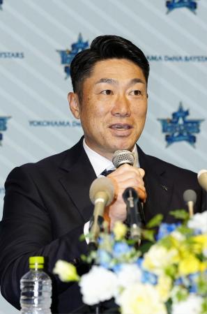 就任の記者会見で抱負を述べるDeNAの相川亮二新監督=20日、横浜市内の球団事務所