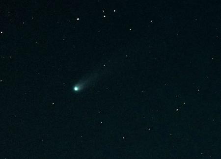 北海道十勝地方の浦幌町で、北西の空に見られた「レモン彗星」。21日に約1300年ぶりに地球に最接近する=19日午後6時46分(10秒露光、赤道儀使用)