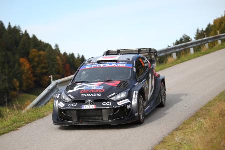 疾走する勝田貴元のトヨタＧＲヤリス＝１９日、オーストリア（ゲッティ＝共同）