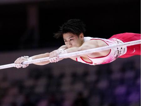 男子予選　橋本大輝の鉄棒＝ジャカルタ（共同）