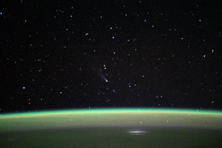 油井亀美也宇宙飛行士がXに投稿したレモン彗星(中央)の写真