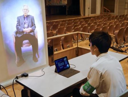　「被爆証言応答装置」のモニターに映し出された被爆者（左）に質問する高校生＝２０日午後、広島市中区の原爆資料館