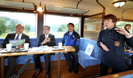 　のと鉄道の「震災語り部観光列車」で語り部の話を聞く（左から）富山県の新田八朗知事、福井県の杉本達治知事、石川県の馳浩知事＝２０日午後、石川県穴水町（代表撮影）