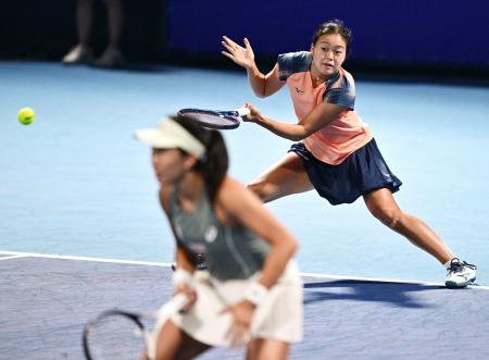 　ダブルス１回戦でプレーする内島萌夏（手前）、園部八奏組＝有明テニスの森公園