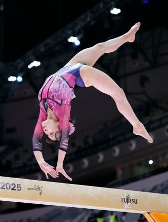 　女子予選　杉原愛子の平均台＝ジャカルタ（共同）