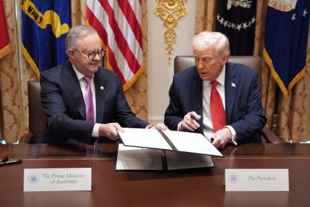 レアアース合意文書に署名するトランプ米大統領(右)とオーストラリアのアルバニージー首相=20日、ワシントン(AP=共同)