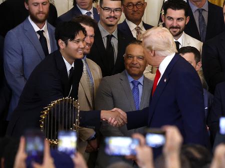 ホワイトハウスにトランプ大統領(右)を表敬訪問し、握手を交わす米大リーグ、ドジャースの大谷翔平=4月、ワシントン(ゲッティ=共同)
