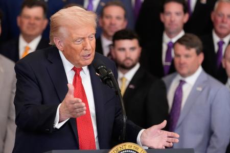 米大学野球優勝チームを歓迎するイベントで話すトランプ大統領=20日、ホワイトハウス(AP=共同)