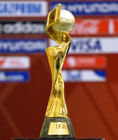　サッカー女子Ｗ杯の優勝トロフィー＝２０１５年、バンクーバー