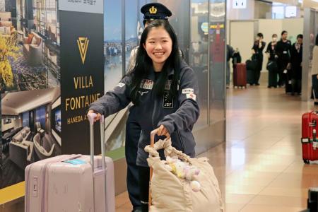 フィギュアスケートのGPシリーズフランス大会から帰国した中井亜美=21日、羽田空港