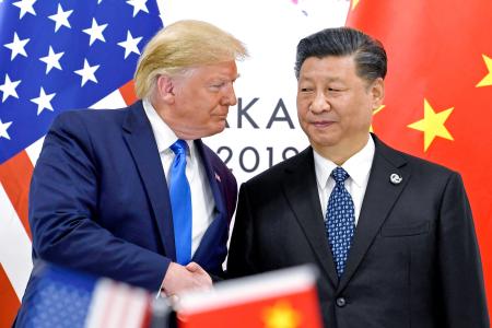 握手するトランプ米大統領(左)と中国の習近平国家主席=2019年6月、大阪(AP=共同)