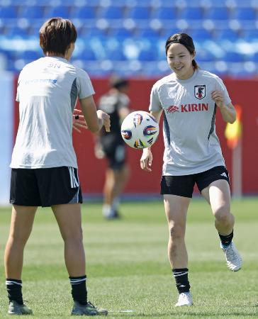 　調整する北川（右）＝６月、レガネス