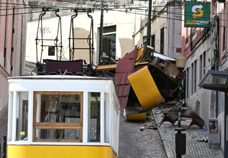 9月、脱線し大破したケーブルカーの車体(奥)=ポルトガル・リスボン(共同)