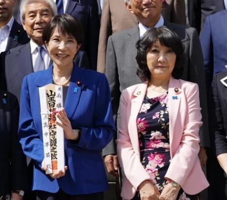 日枝神社を参拝し、自民党の片山さつき参院議員(右)らと写真に納まる高市早苗氏=9月、東京・永田町
