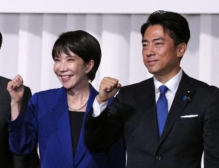 自民党総裁選の所見発表演説会で写真に納まる、高市早苗氏(左)と小泉進次郎農相=9月、東京・永田町の党本部
