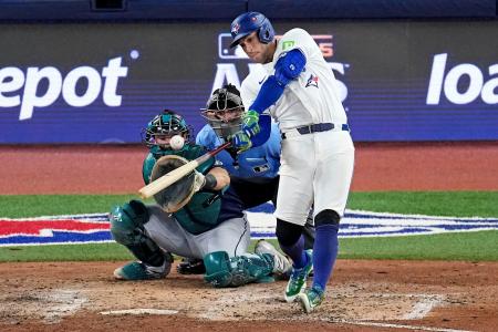 マリナーズ戦の7回、逆転3ランを放つブルージェイズのスプリンガー=トロント(AP=共同)