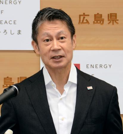 広島県庁で記者会見する湯崎英彦知事＝２１日午前