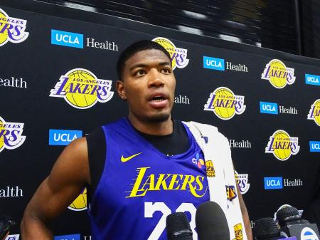 シーズンの開幕を前に、取材に応じるNBAレーカーズの八村塁=20日、エルセグンド(共同)