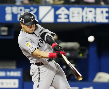 　９月２６日のＤｅＮＡ戦で本塁打を放つ巨人の岡本和真＝横浜