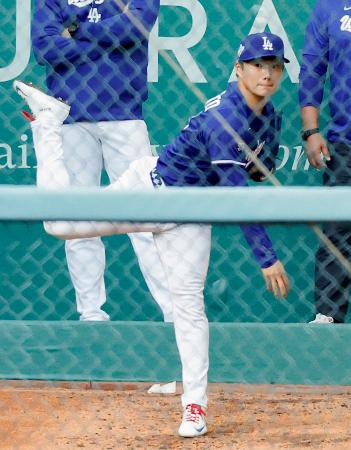 　ブルペンで投球するドジャース・山本＝ロサンゼルス（共同）